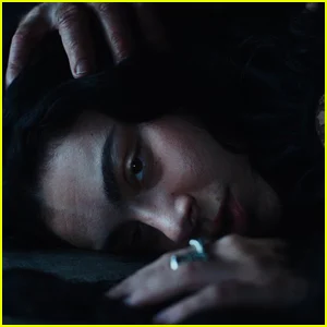 Letra de 'House': assista ao vídeo da trilha sonora de 'Wuthering Heights' de Charli xcx com John Cale