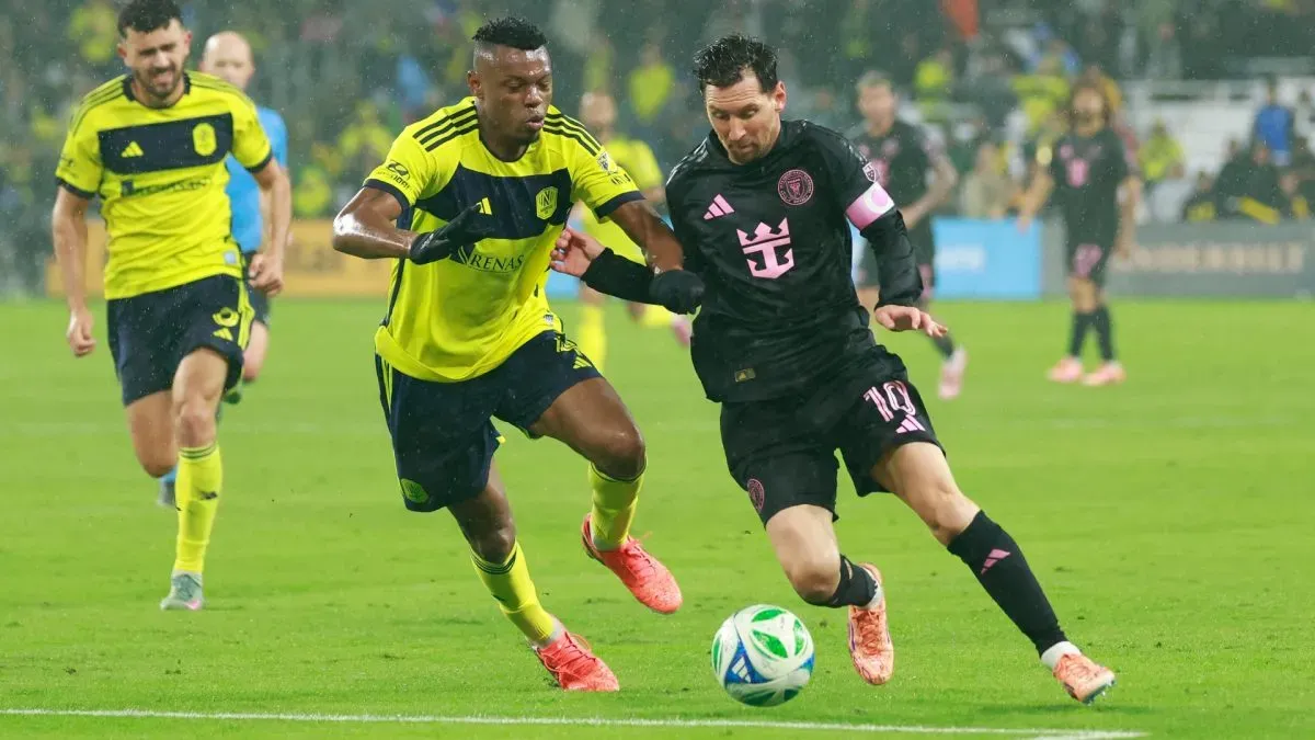 Lionel Messi nº 10 do Inter Miami CF luta pela posse de bola com Jeisson Palacios nº 4 do Nashville SC.