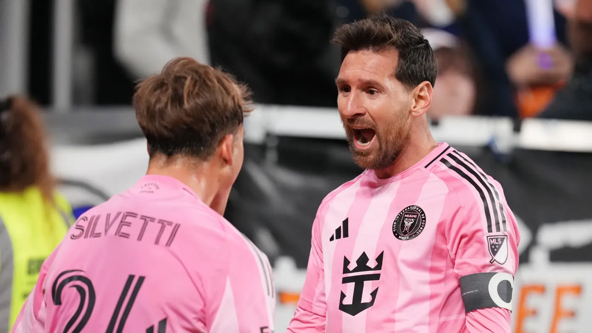 Lionel Messi nº 10 do Inter Miami CF comemora após marcar o primeiro gol do time com o companheiro Mateo Silvetti nº 24.