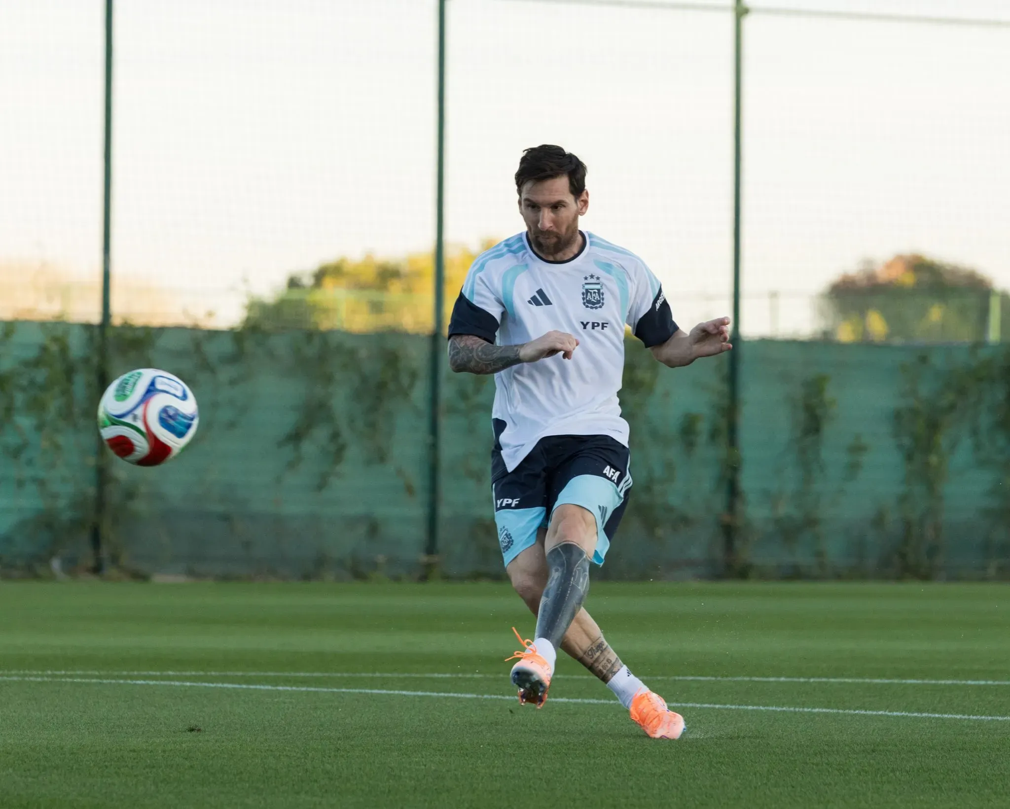 Lionel Messi durante o treino da Argentina.