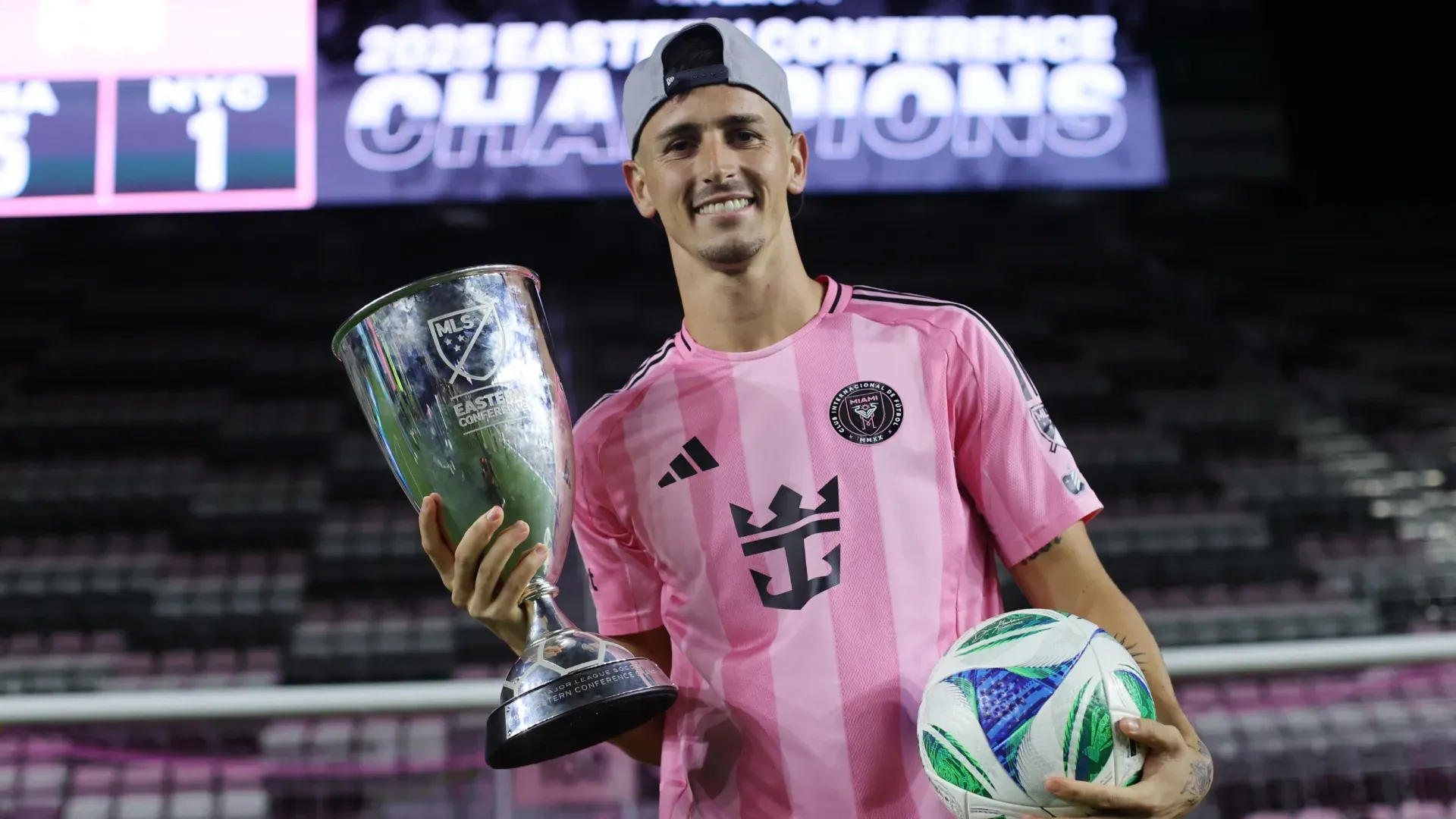 Tadeo Allende nº 21 do Inter Miami CF comemora com o troféu da conferência leste da MLS Cup 2025.