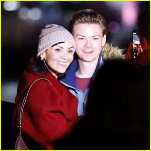 Martine McCutcheon, de Love Actually, se reúne com Thomas Brodie-Sangster 22 anos depois para filmar um novo anúncio