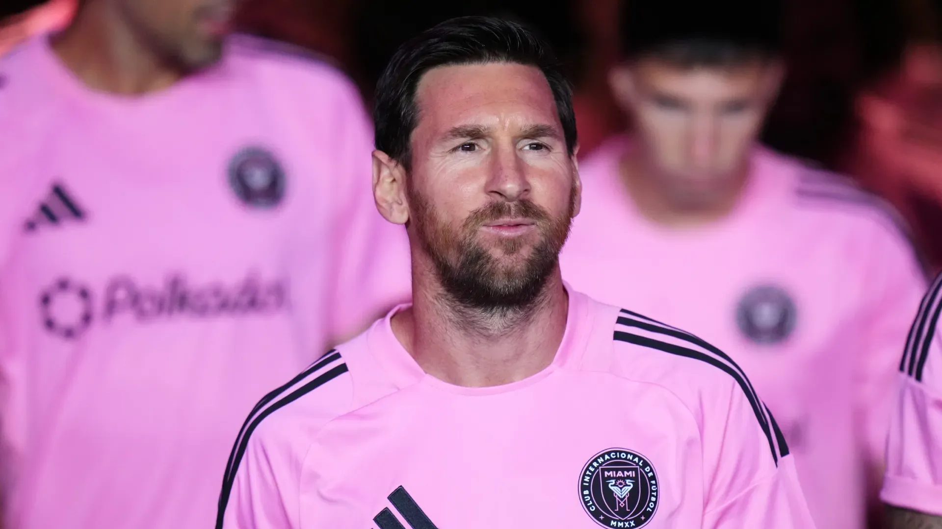Lionel Messi #10 do Inter Miami CF entra em campo para se aquecer.