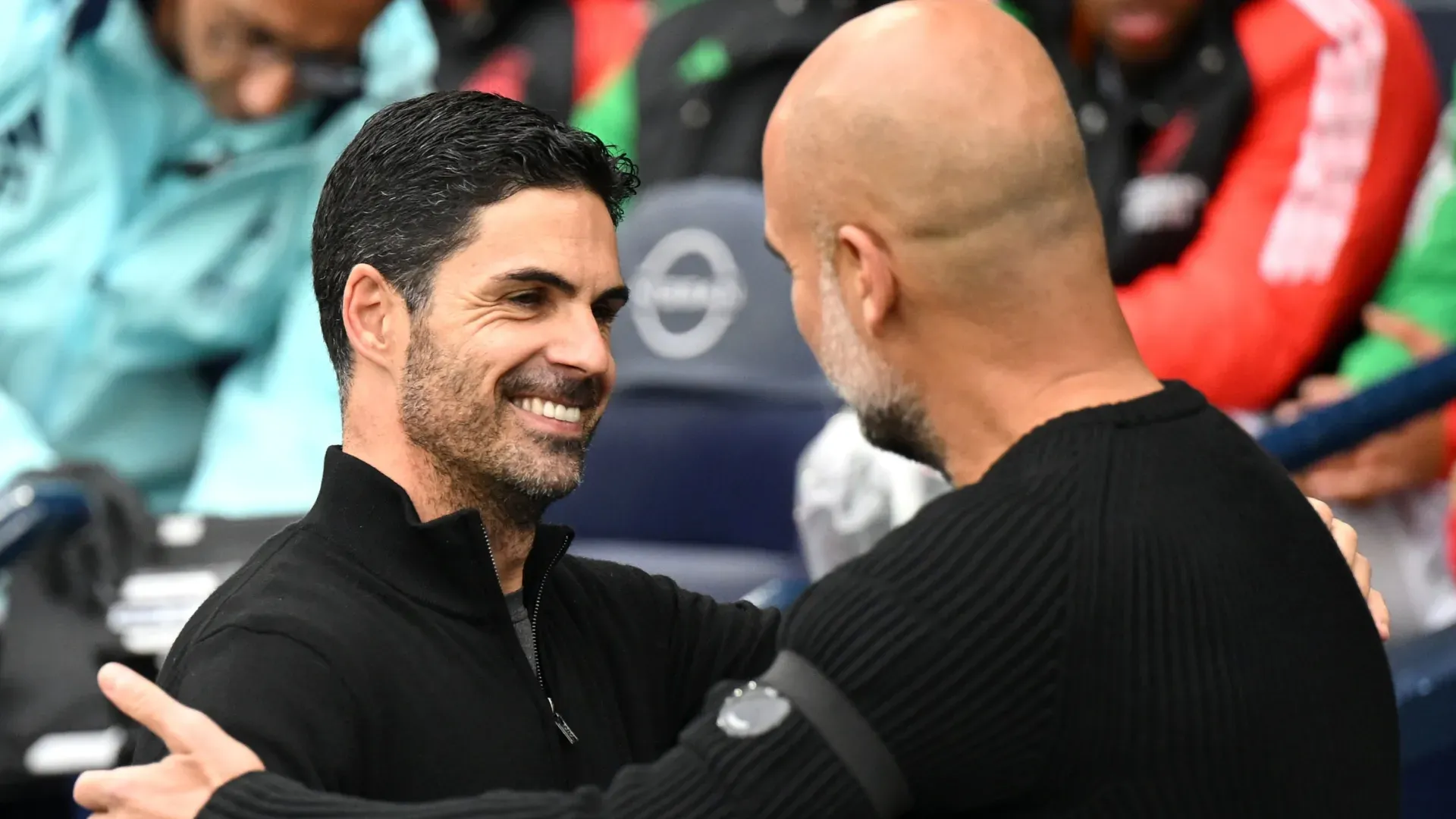 Mikel Arteta, do Arsenal, abraça Pep Guardiola, do Manchester City