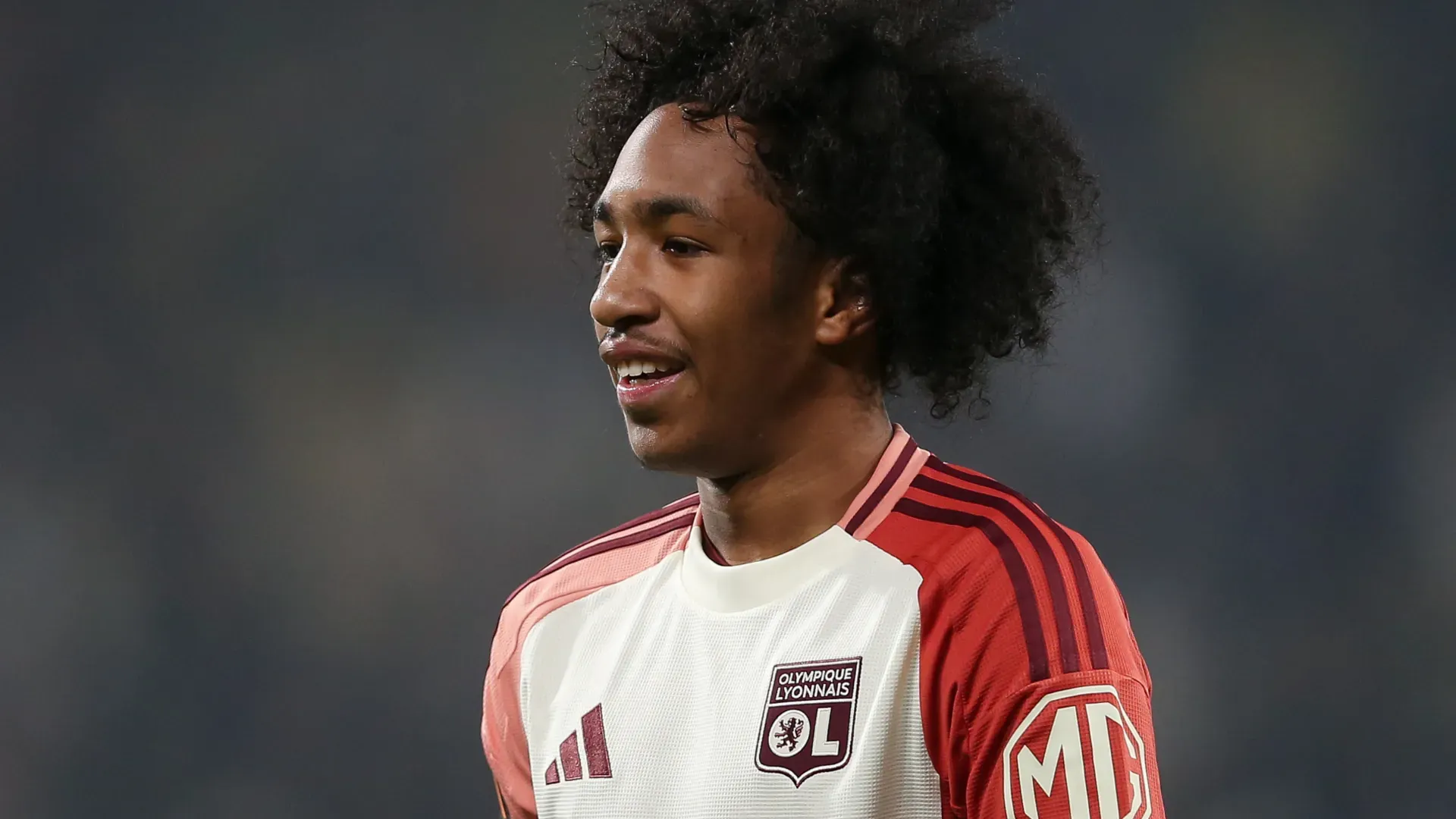 Malick Fofana, estrela do Olympique Lyonnais, observa