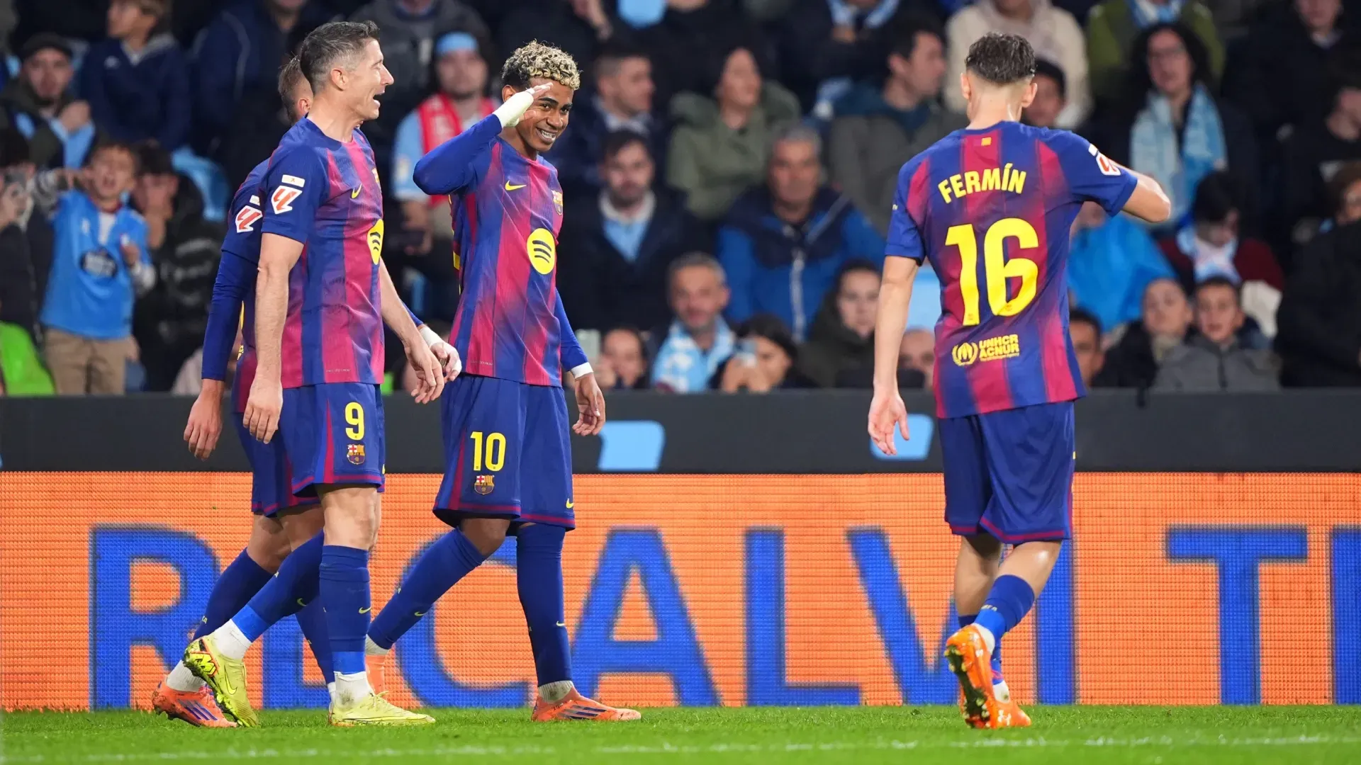 Lamine Yamal, do FC Barcelona, comemora o terceiro gol de sua equipe contra o Celta de Vigo.