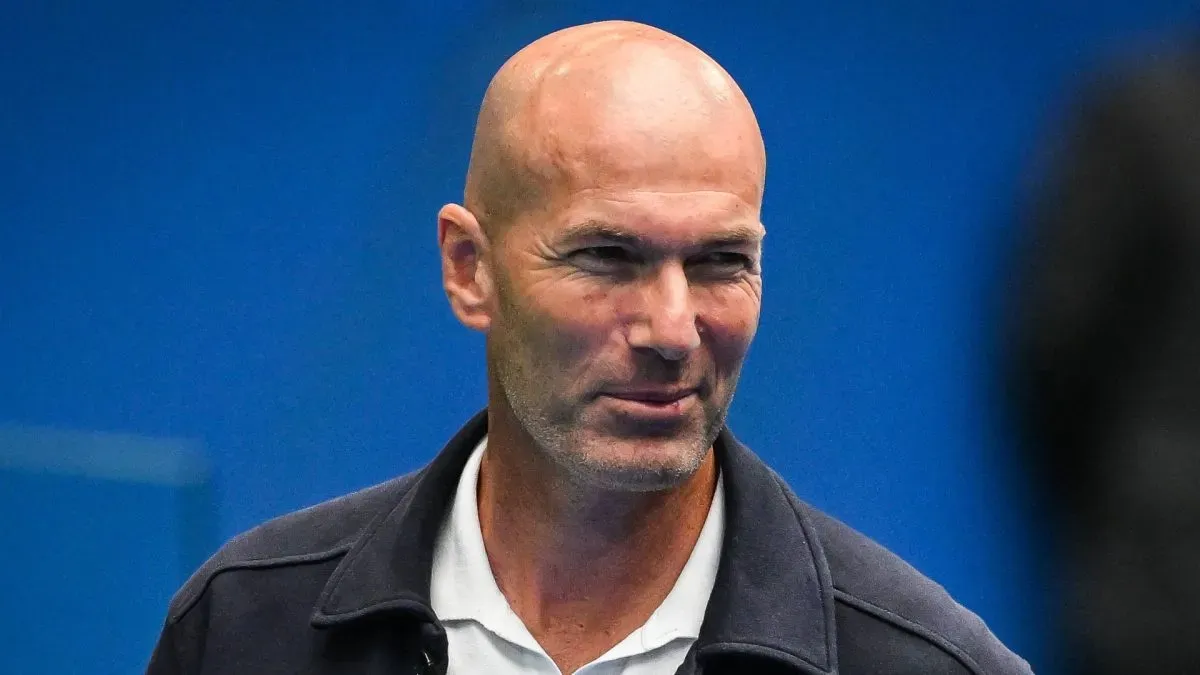 Zinedine Zidane sorrindo.