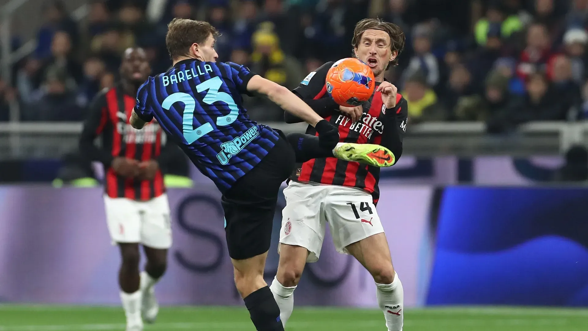 Luka Modric, do AC Milan, compete pela bola com Nicolo' Barella, do FC Internazionale.