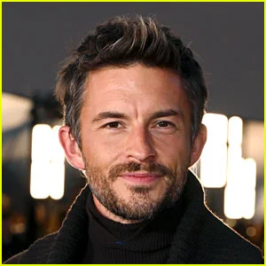 O homem mais sexy do mundo em 2025: Jonathan Bailey se torna o primeiro homem abertamente gay a ganhar o título!