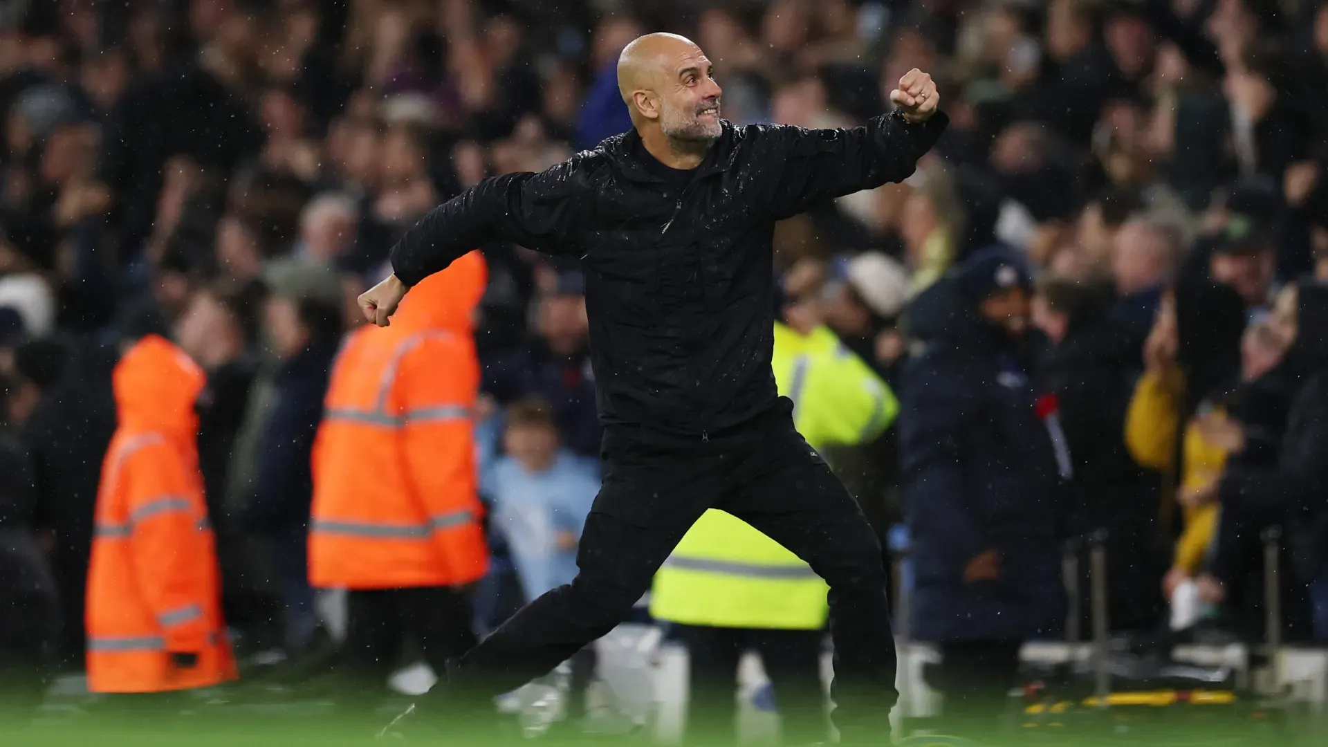 Pep Guardiola, técnico do Manchester City, comemora o primeiro gol de seu time contra o Liverpool.