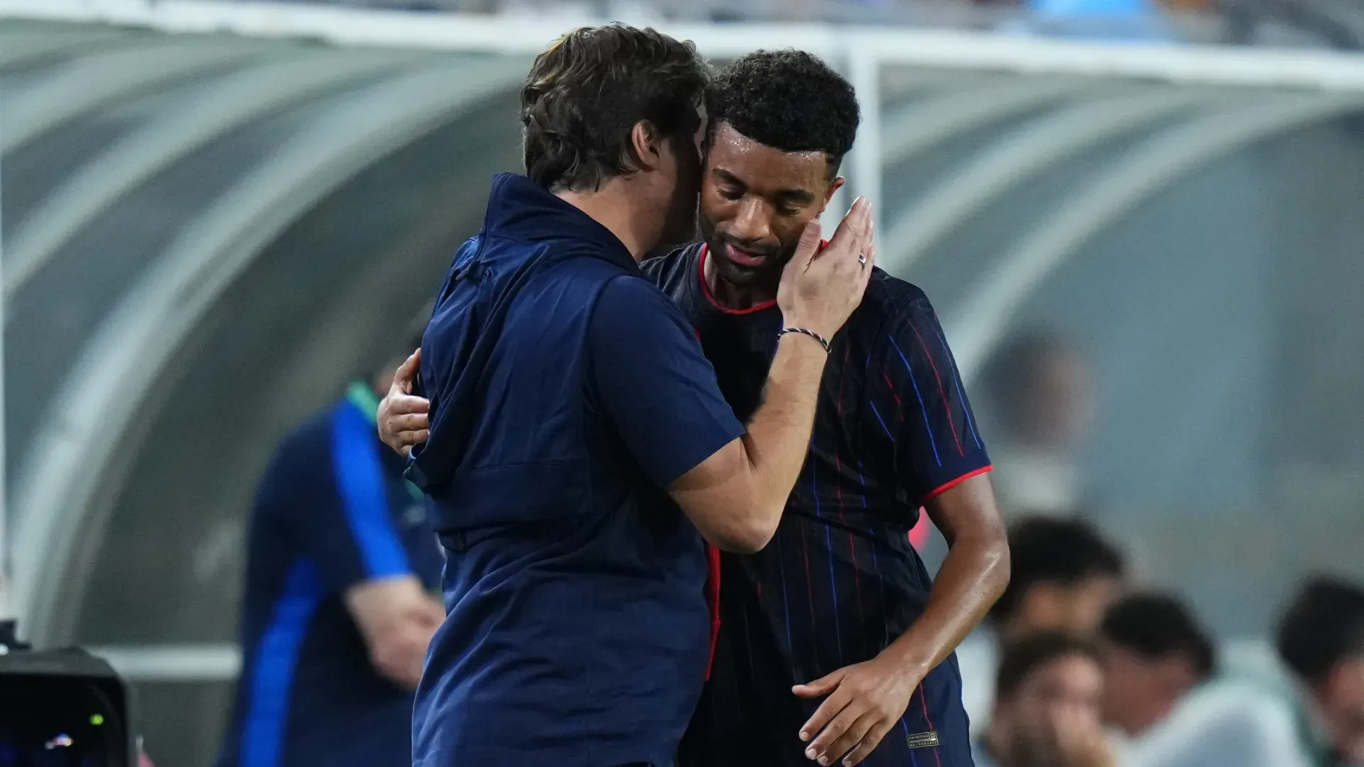 Timmy Tillman nº 14 dos Estados Unidos fala com o técnico Mauricio Pochettino.