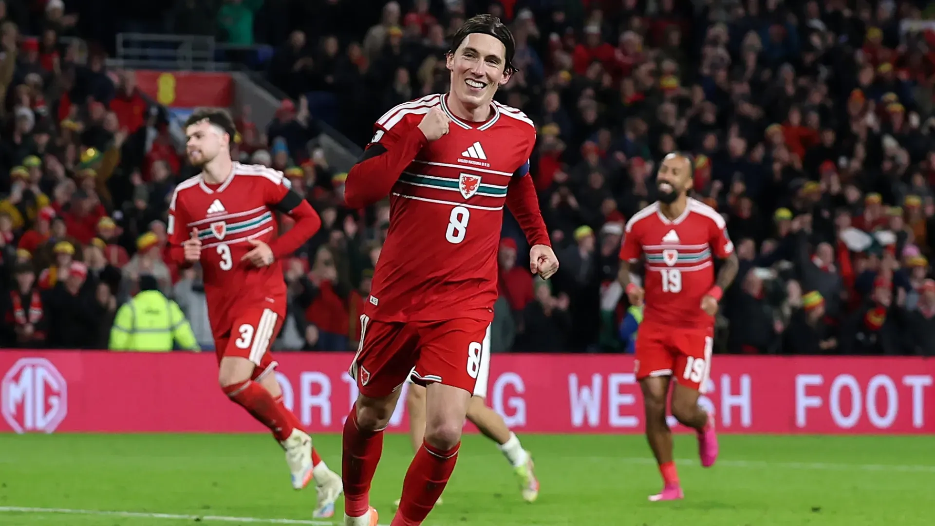 Harry Wilson, do País de Gales, comemora o sexto gol de sua equipe e o hat-trick contra a Macedônia do Norte.