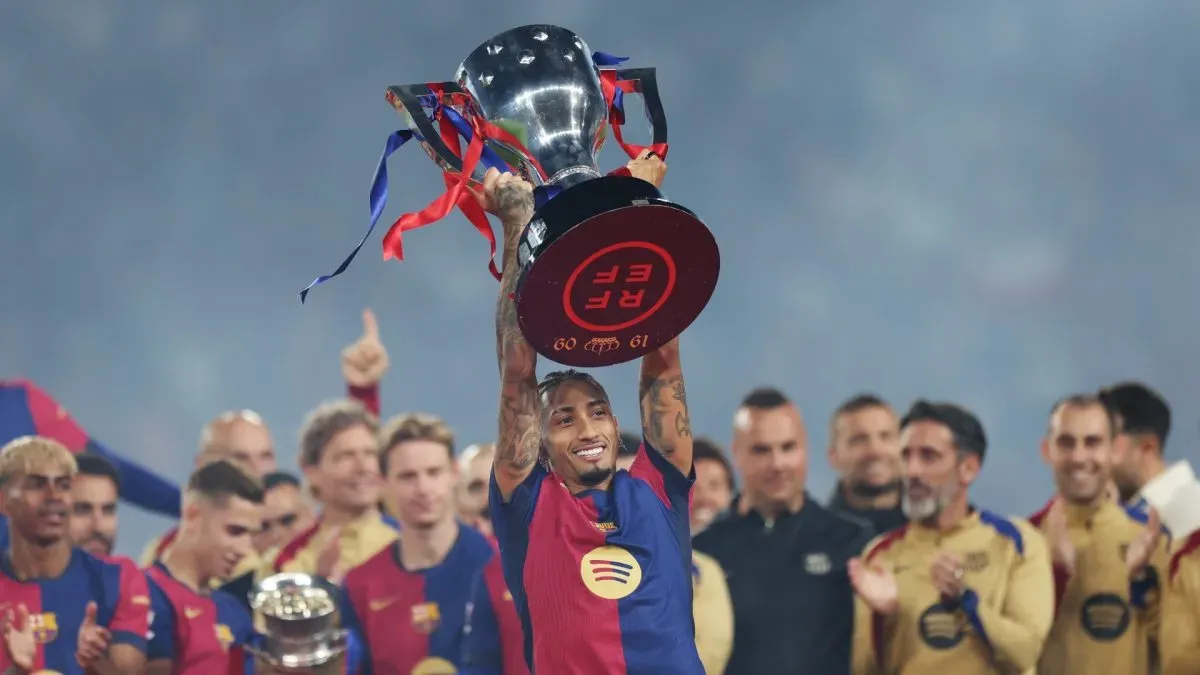 Raphinha do FC Barcelona levanta o troféu da La Liga.
