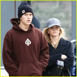 Reese Witherspoon e seu filho, Deacon Phillippe, almoçam em Nova York