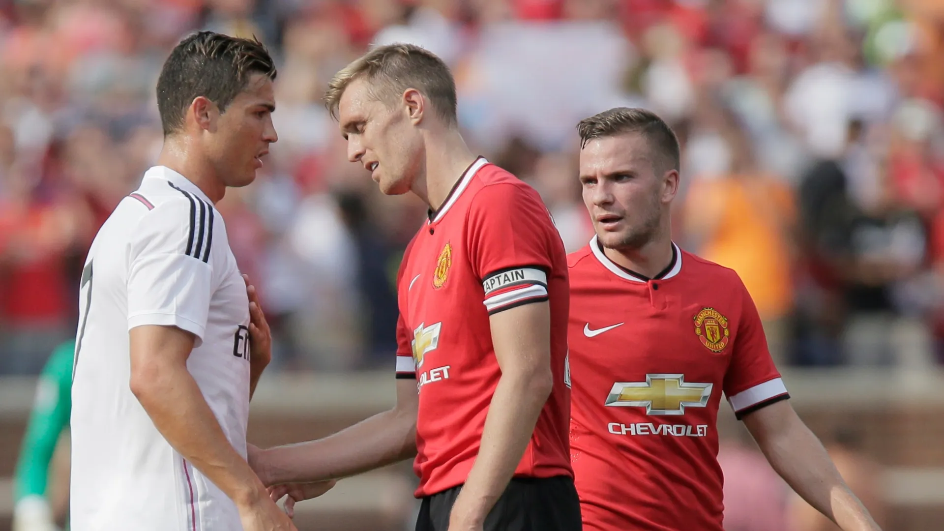 Cristiano Ronaldo #7 do Real Madrid conversa com Darren Fletcher #24 e Tom Cleverley #23 do Manchester United.