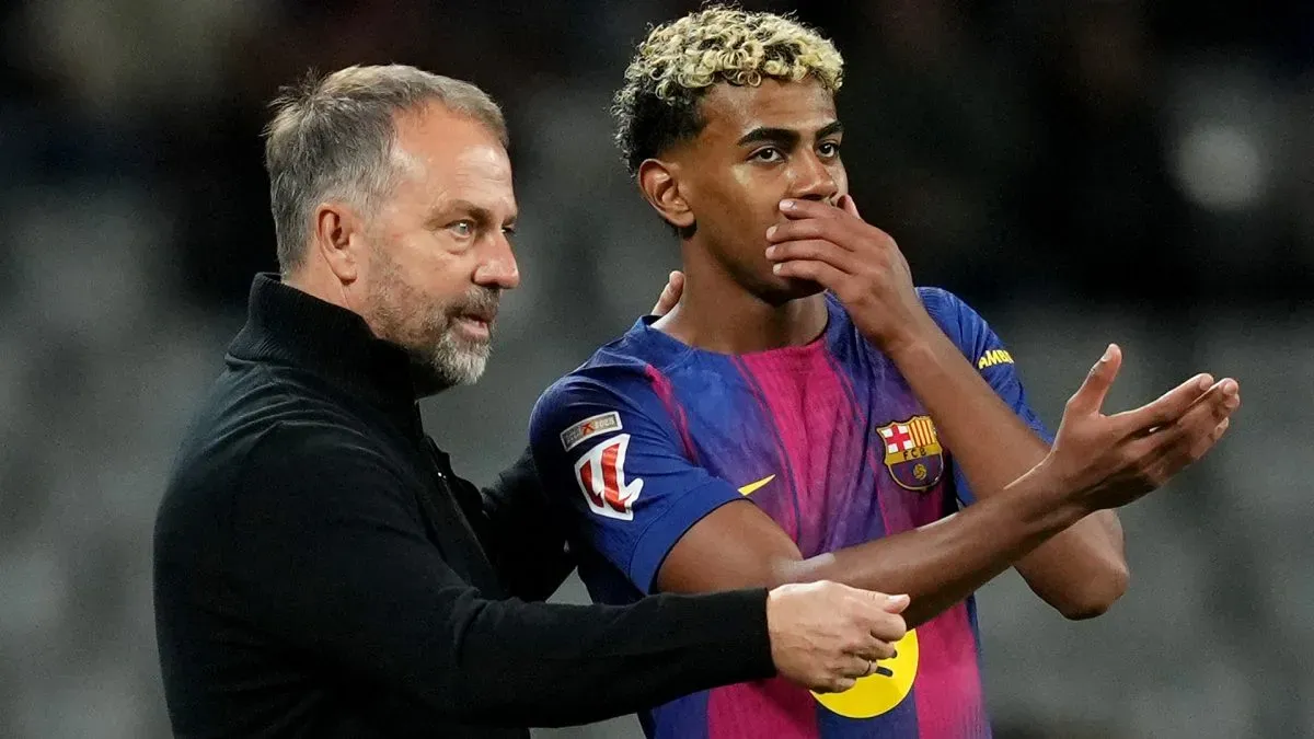 Hansi Flick e Lamine Yamal, do FC Barcelona, conversando
