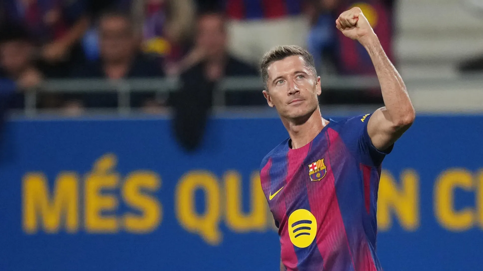 Robert Lewandowski, do FC Barcelona, comemora o gol contra o Valencia.