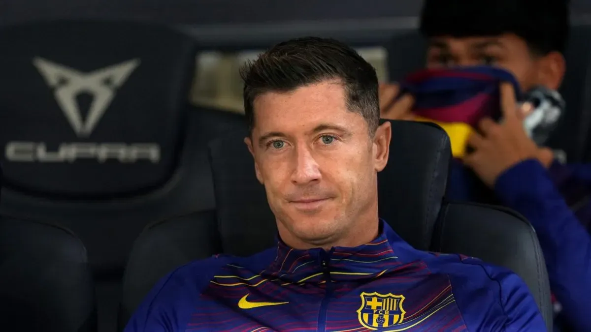 Robert Lewandowski no banco de reservas do FC Barcelona.
