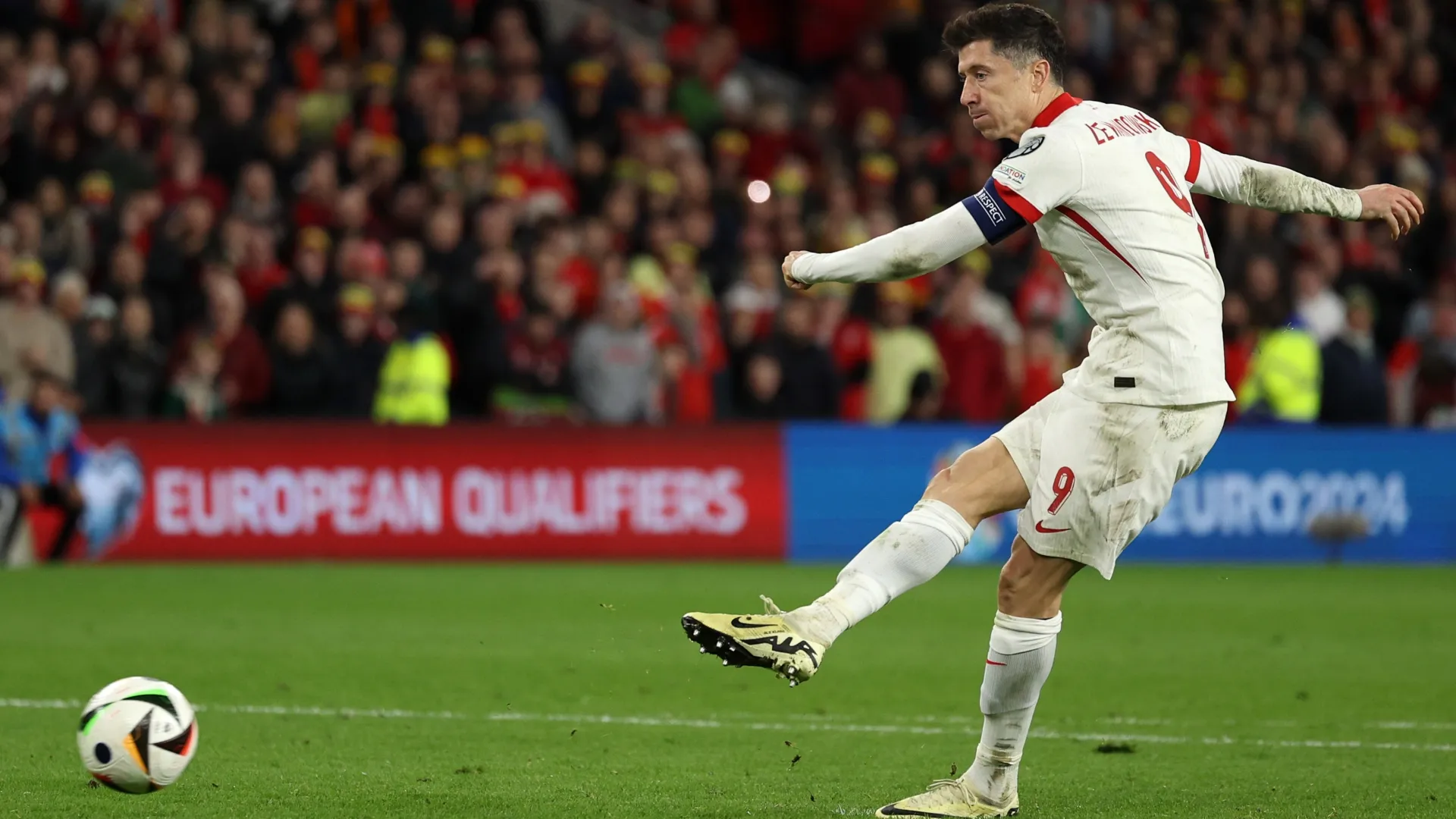 Estrela polonesa Robert Lewandowski marcando um gol