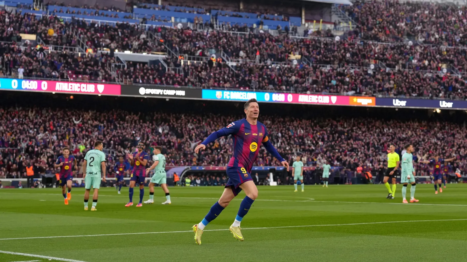 Robert Lewandowski, do FC Barcelona, comemora o gol contra o Athletic Bilbao.