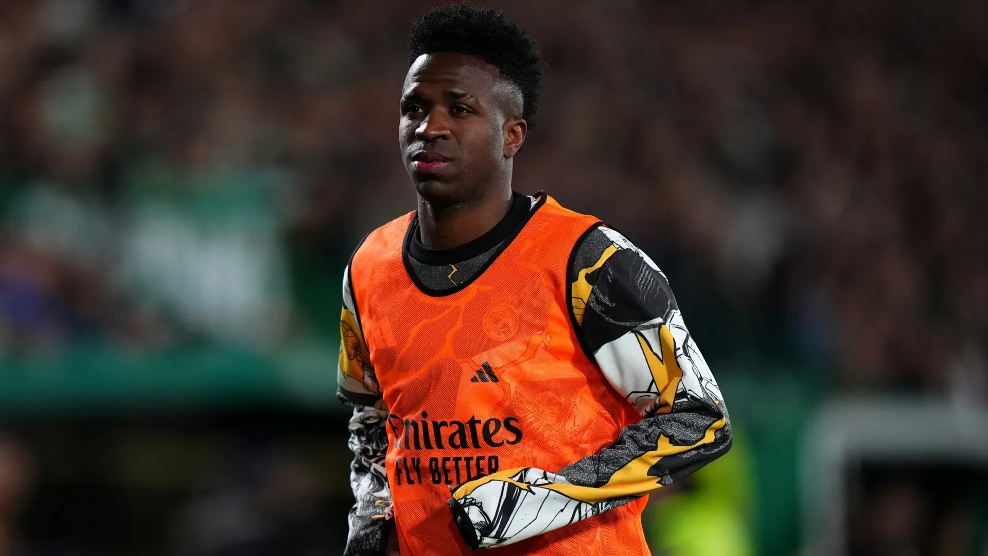 Vinicius Junior, do Real Madrid, se aquece durante o jogo contra o Elche.