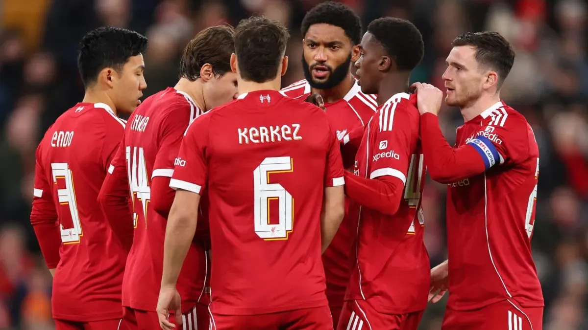 Jogadores do Liverpool conversando