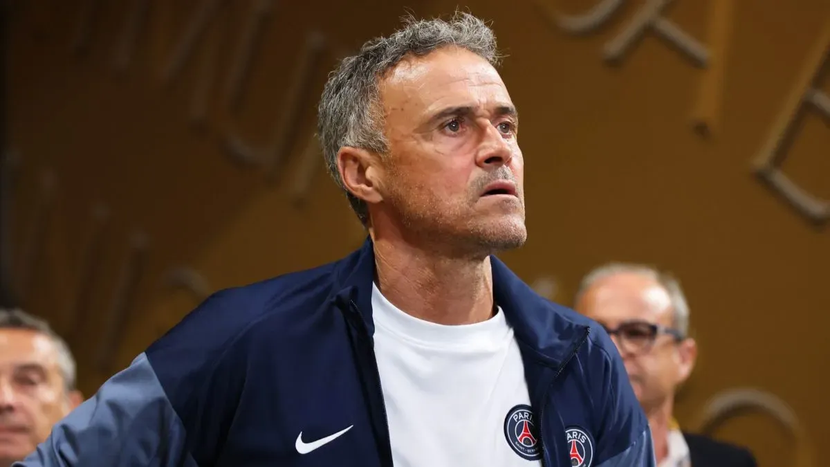 Luis Enrique, técnico do Paris Saint-Germain, chega ao estádio antes da partida das quartas de final da Copa do Mundo de Clubes da FIFA 2025 entre Paris Saint-Germain e FC Bayern München no Estádio Mercedes-Benz em 5 de julho de 2025 em Atlanta, Geórgia.
