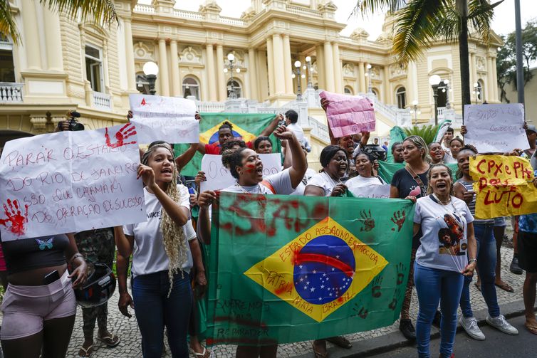 Rio de Janeiro (RJ), 29/10/2025 - Protesto contra a operação policial que deixou mais de 119 pessoas mortas no Complexo da Penha, em frente ao Palácio Guanabara, sede do governo do Estado.
Foto: Fernando Frazão/Agência Brasil