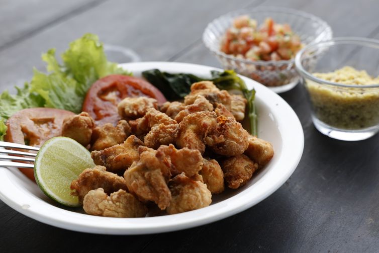 Fernando Frazão/Agência Brasil Belém (PA) 15/12/2024 – Isca de peixe Filhote, prato típico na Ilha do Combú, uma Área de Proteção Ambiental (APA) e destino turístico amazônico na região insular de Belém, habitada por comunidades tradicionais que vivem de pesca, artesanato, turismo e produção de açaí. Foto: Fernando Frazão/Agência Brasil