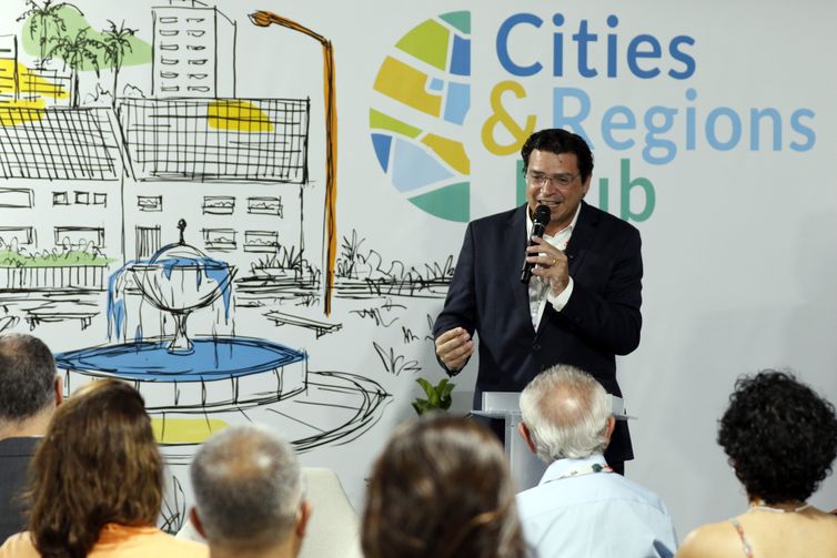 Belém (PA), 13/11/2025 - Secretário Nacional de Meio Ambiente Urbano e Qualidade Ambiental, Adalberto Maluf, fala durante lançamento do Plano Nacional de Arborização Urbana (PlaNAU), durante o painel “Arborização Urbana pelo Clima: promovendo Cidades Verdes e Resilientes”, na Zona Azul da COP30. Foto: Bruno Peres/Agência Brasil