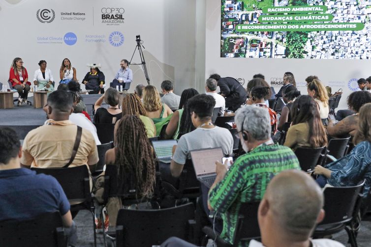 Belém (PA), 13/11/2025 - Vice-presidente da Colômbia, Francia Márquez, a ministra da Igualdade Racial, Anielle Franco, e a ministra dos Povos Indígenas, Sônia Guajajara, participam do painel Racismo Ambielntal e Mudanças Climáticas, na Zona Azul da COP30. Foto: Bruno Peres/Agência Brasil