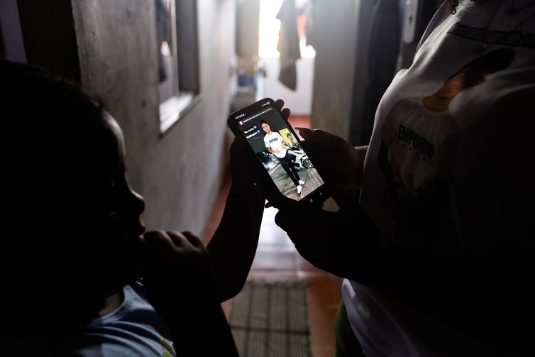 Rio de Janeiro (RJ), 02/11/2025 -Tauã Brito, mãe de Wellington, morto durante a Operação Contenção no Complexo da Penha, mostra foto do filho em seu celular. Foto: Tânia Rêgo/Agência Brasil