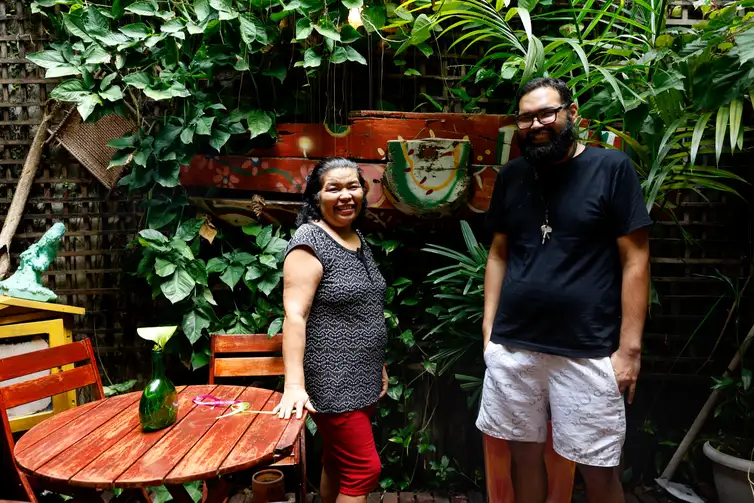 Belém (PA), 18/11/2025 - Jeane Silva e seu filho Guido, responsaveis da biblioteca comunitária, galeria e café Gueto Hub, no bairro Jurunas, periferia de Belém. Foto: Tânia Rêgo/Agência Brasil