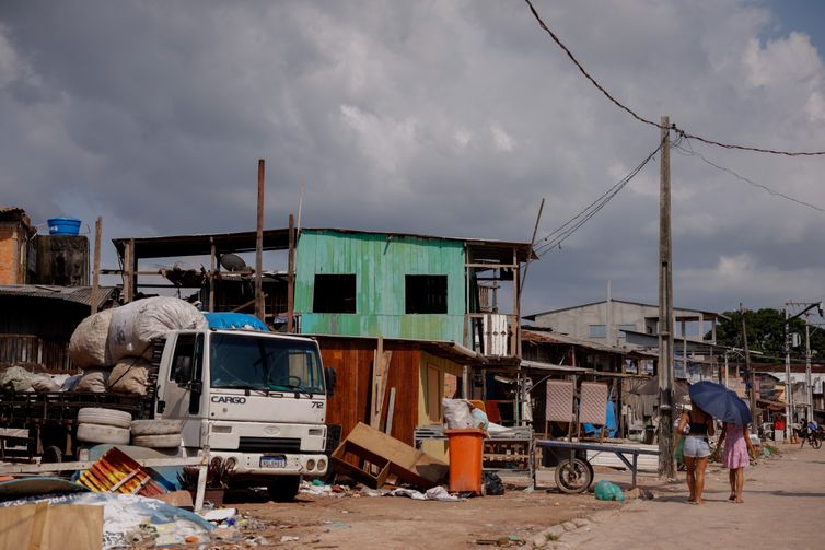 Belém (PA), 18/11/2025 - Comunidade da Vila da Barca, erguida  em construções de palafitas na baía do rio Guajará. Foto: Tânia Rêgo/Agência Brasil