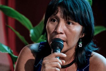 Brasília (DF) 14/11/2025 – Ehuana Yaira, artista e escritora yanomami denuncia violação de direitos das mulheres no pré-lançamento do documentário A Queda do Céu
Foto: Elza Lima/10a Mostra de Cinema da Amazônia