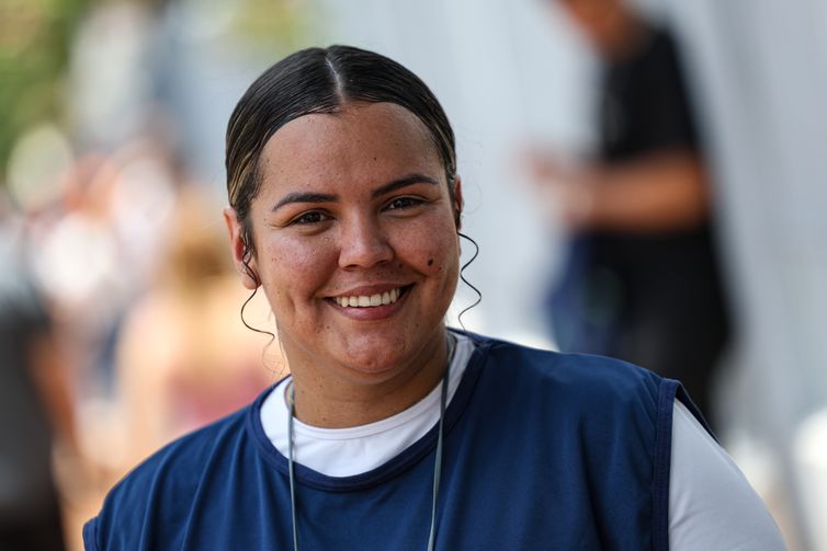 Brasília (DF), 16/11/2025 - A promotora de vendas Keyze Oliveira da Silva, durante entrevista antes da realização do segundo dia do Exame Nacional do Ensino Médio (Enem) 2025. Foto: Marcelo Camargo/Agência Brasil
