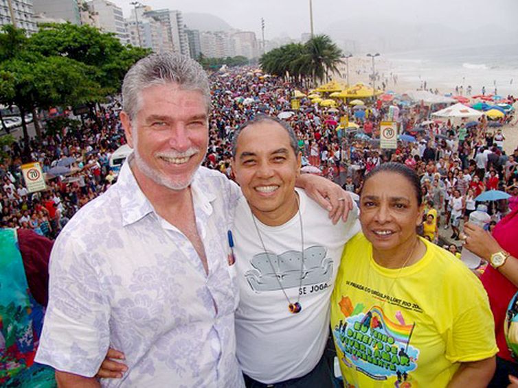 Rio de Janeiro (RJ), 14/11/2025 – John MacCarthy (esquerda), Jorge Caê Rodrigues e Gilza, na Parada LGBTI+ do Rio em 2009
Foto: Jorge Caê Rodrigues/Arquivo Pessoal
