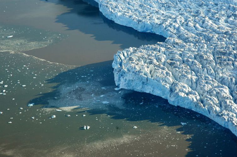 O derretimento de geleiras e a redução das áreas congeladas do mar e as regiões cobertas de neve nos polos provocam alterações climáticas em todo o planeta