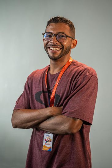 Brasília - 19/11/2025 -  Daniel Messias, Henrique Foresti e Rafael Cavalcante acompanham jovem egresso de sistema de privação de liberdade (de costas) em um projeto de robótica. Crédito:  CESAR/Divulgação