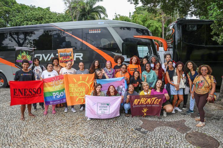 Rio de Janeiro (RJ), 24/11/2025 – Mulheres embarcam em ônibus no Rio de Janeiro para participar, em Brasília, da Marcha das Mulheres Negras. Foto: Tomaz Silva/Agência Brasil