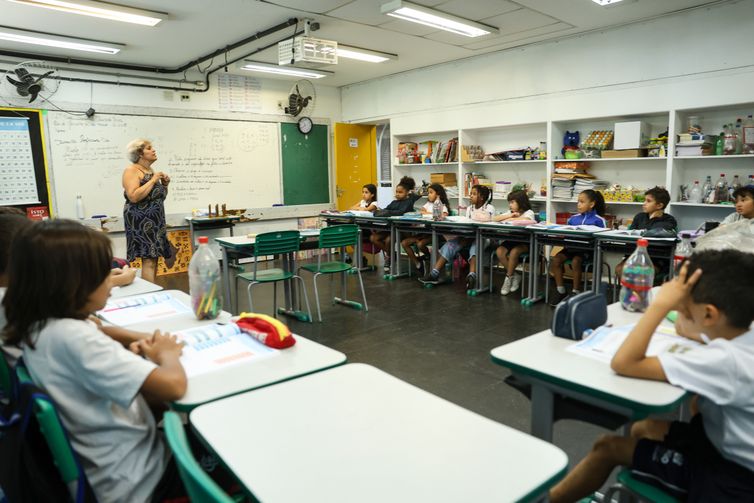 Rio de Janeiro (RJ), 04/06/2025 – A professora do Centro Integrado de Educação Pública (CIEP) 001, Maria Aparecida Castro durante aula na instituição, no Catete, na zona sul da capital fluminense. Foto: Tomaz Silva/Agência Brasil