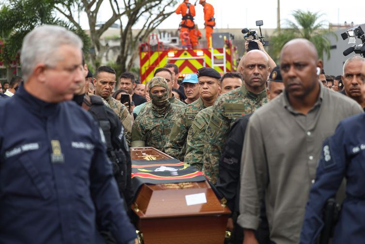 Rio de Janeiro (RJ), 30/10/2025 – Enterro do sargento da Polícia Militar, Heber Carvalho da Fonseca no Cemitério Jardim da Saudade, em Sulacap, no Rio de Janeiro. Foto: Tomaz Silva/Agência Brasil