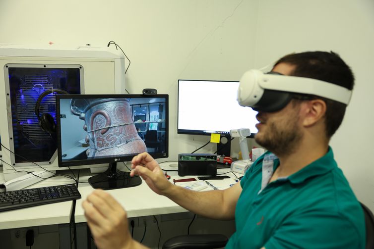 Rio de Janeiro (RJ), 07/11/2025 – Aluno interage com vaso Marajoara em realidade aumentada 3D, no Biodesign Lab PUC-Rio na zona sul do Rio de Janeiro. Foto: Tomaz Silva/Agência Brasil