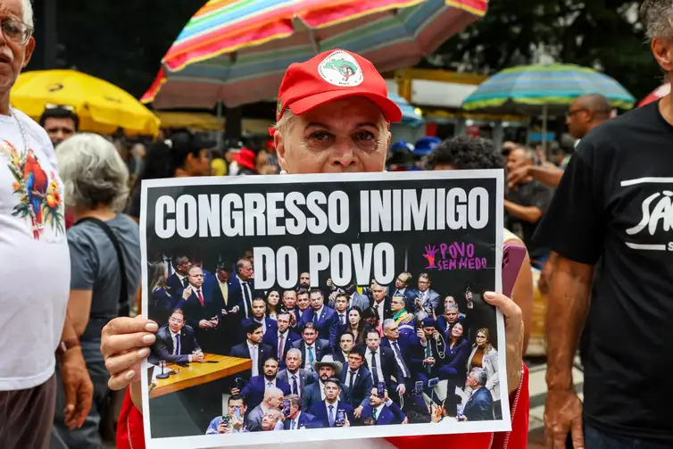 Rovena Rosa/Agência Brasil São Paulo (SP), 14/12/2025 -Manifestantes ocupam a Avenida Paulista, na região central da capital paulista, neste domingo (14), para protestar contra o Congresso Nacional por causa da aprovação do Projeto de Lei (PL) da Dosimetria. Foto: Rovena Rosa/Agência Brasil