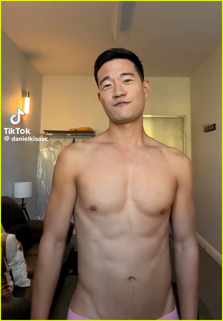 Daniel K. Isaac sem camisa