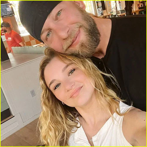 Hunter King e o noivo Chris Copier