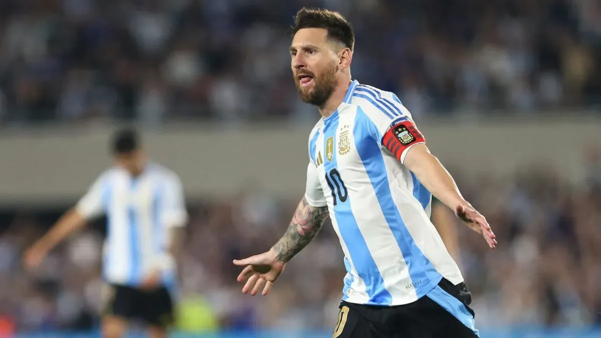 Lionel Messi, da Argentina, comemora após marcar o quinto gol do time durante a partida das Eliminatórias Sul-Americanas da Copa do Mundo da FIFA 2026 entre Argentina e Bolívia.