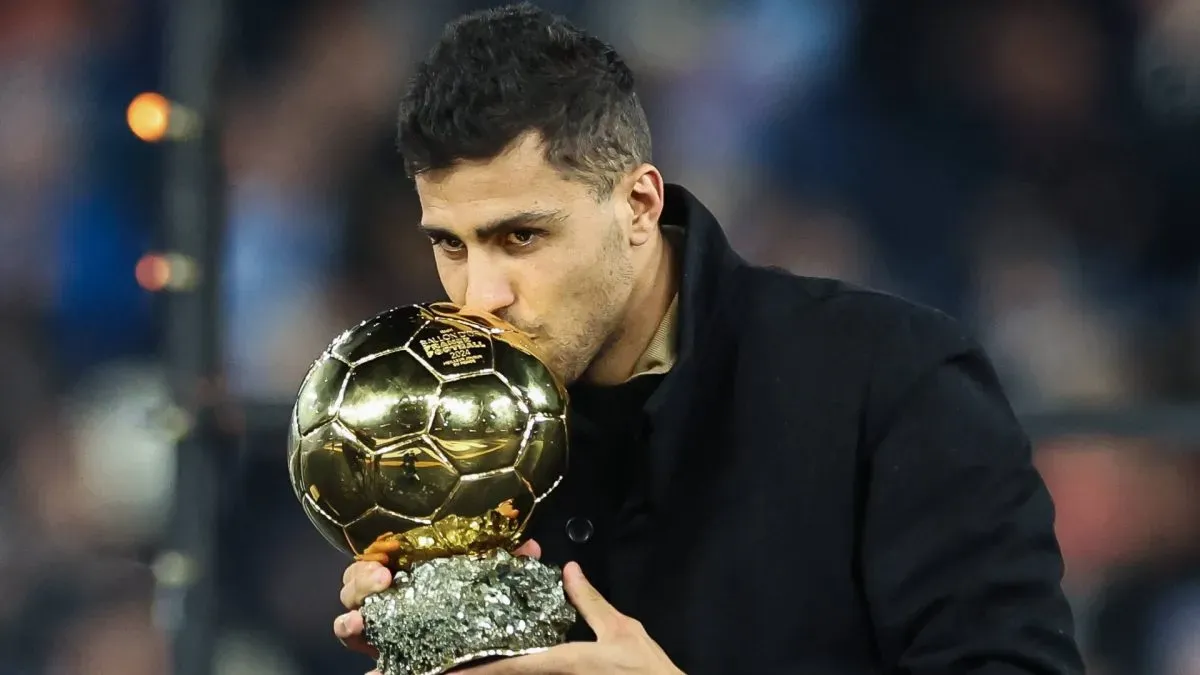Rodri do Manchester City com o Ballon d Or 2024 antes da partida da Premier League Manchester City x Tottenham Hotspur no Etihad Stadium, Manchester, Reino Unido, 23 de novembro de 2024