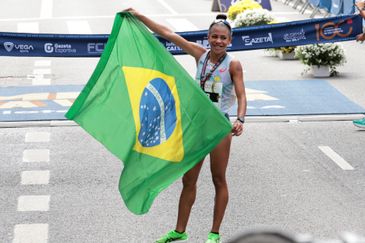 Paulo Pinto/Agência Brasil São Paulo (SP), 31/12/2025 - Atleta brasileira Núbia de Oliveira, terceiro lugar da categoria feminina da 100ª Corrida Internacional de São Silvestre. Foto: Paulo Pinto/Agencia Brasil