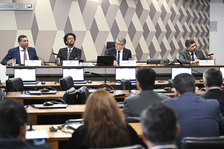 Comissão de Constituição, Justiça e Cidadania (CCJ) promove audiência pública interativa destinada a instruir o Projeto de Lei 5.582/2025, que estabelece o marco legal do combate ao crime organizado, definindo novas regras penais e processuais para enfrentar estruturas criminosas complexas, e atualiza dispositivos do Código Penal, da Lei de Execução Penal e de normas especiais que tratam de organizações criminosas. 

Mesa: 
conselheiro nacional de Política Criminal e Penitenciária (CNPCP), Bruno Dias Candido; 
diretor-adjunto da Conectas Direitos Humanos, Gabriel Sampaio; 
relator do REQ 56/2025-CCJ, senador Alessandro Vieira (MDB-SE); 
secretário executivo do Banco Central do Brasil, Rogerio Antonio Lucca. 

Foto: Edilson Rodrigues/Agência Senado